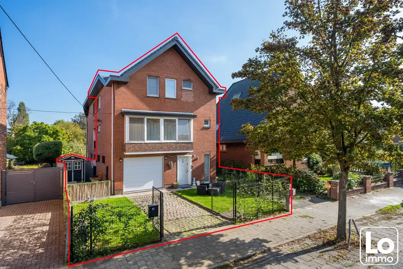 Instap klare half open woning met inpandige garage en kleine voortuin op een toplocatie nabij het centrum van Oostakker! foto {{pictureIndex}}