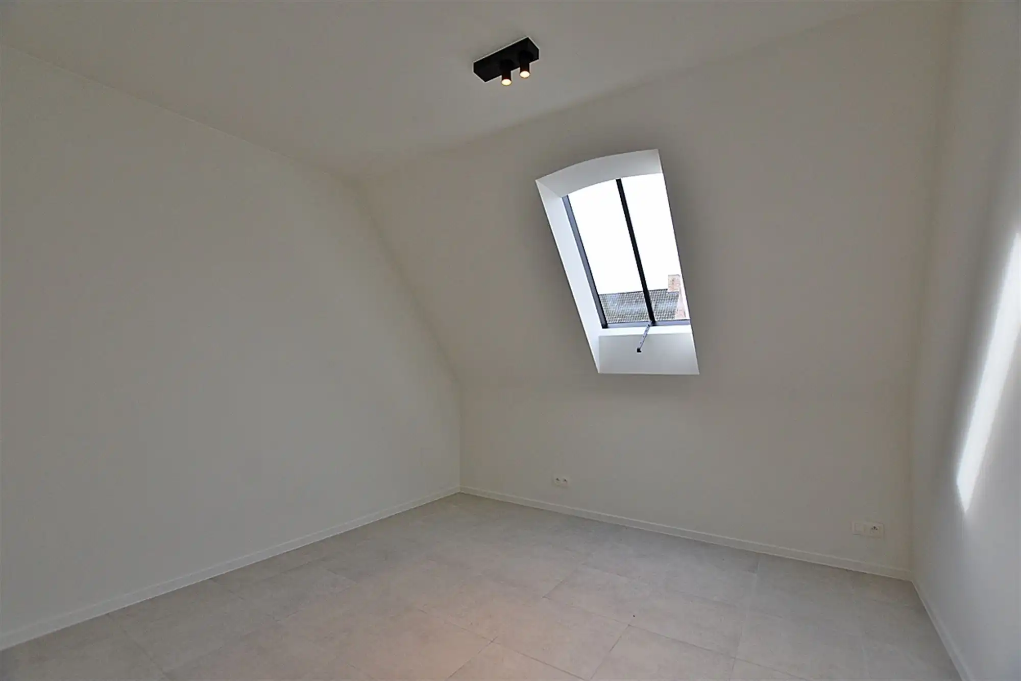 Instapklare DORPSWONING met 3 SLAAPKAMERS, TUIN/TERRAS, PARKING & grote KELDER foto 14