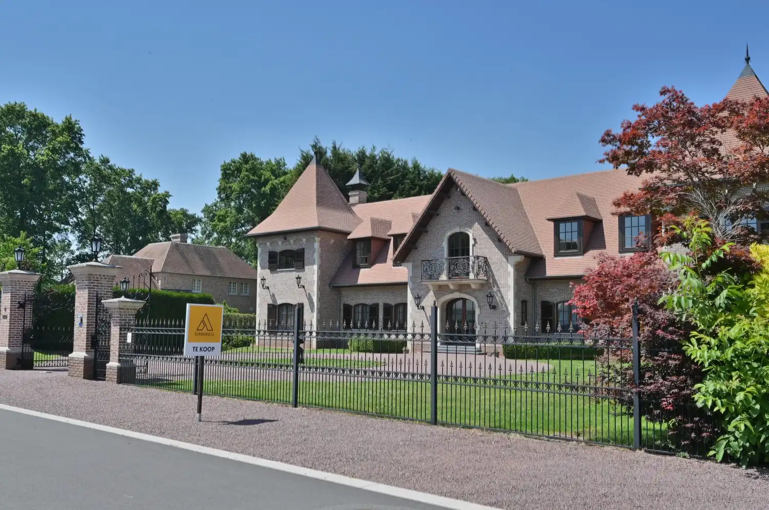 Magnifieke kasteelvilla met binnenzwembad, uniek gelegen in villawijk “Goudkust”, omringd door natuur, rust en optimale privacy foto 2