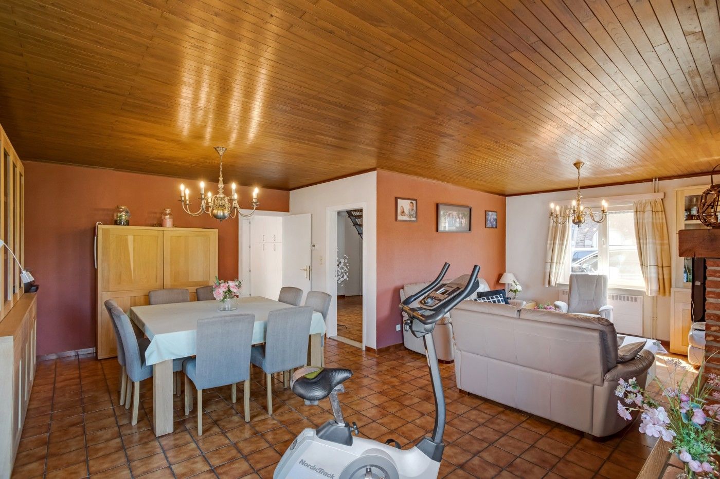 Vrijstaande, charmante woning met 3 grote slpk. en garage op 398 m² foto 5