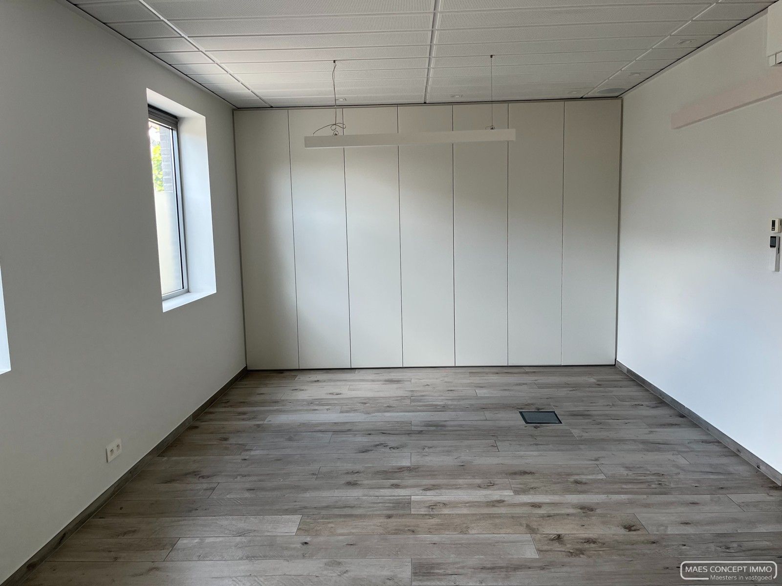 Centraal gelegen kantoor/praktijk/handelszaak te huur in Anzegem foto 5