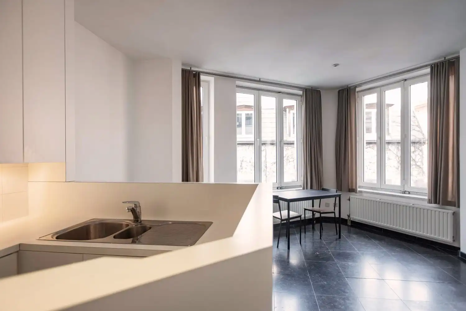 Rustig bemeubeld 1 slaapkamer appartement in het hart van Antwerpen. foto 3