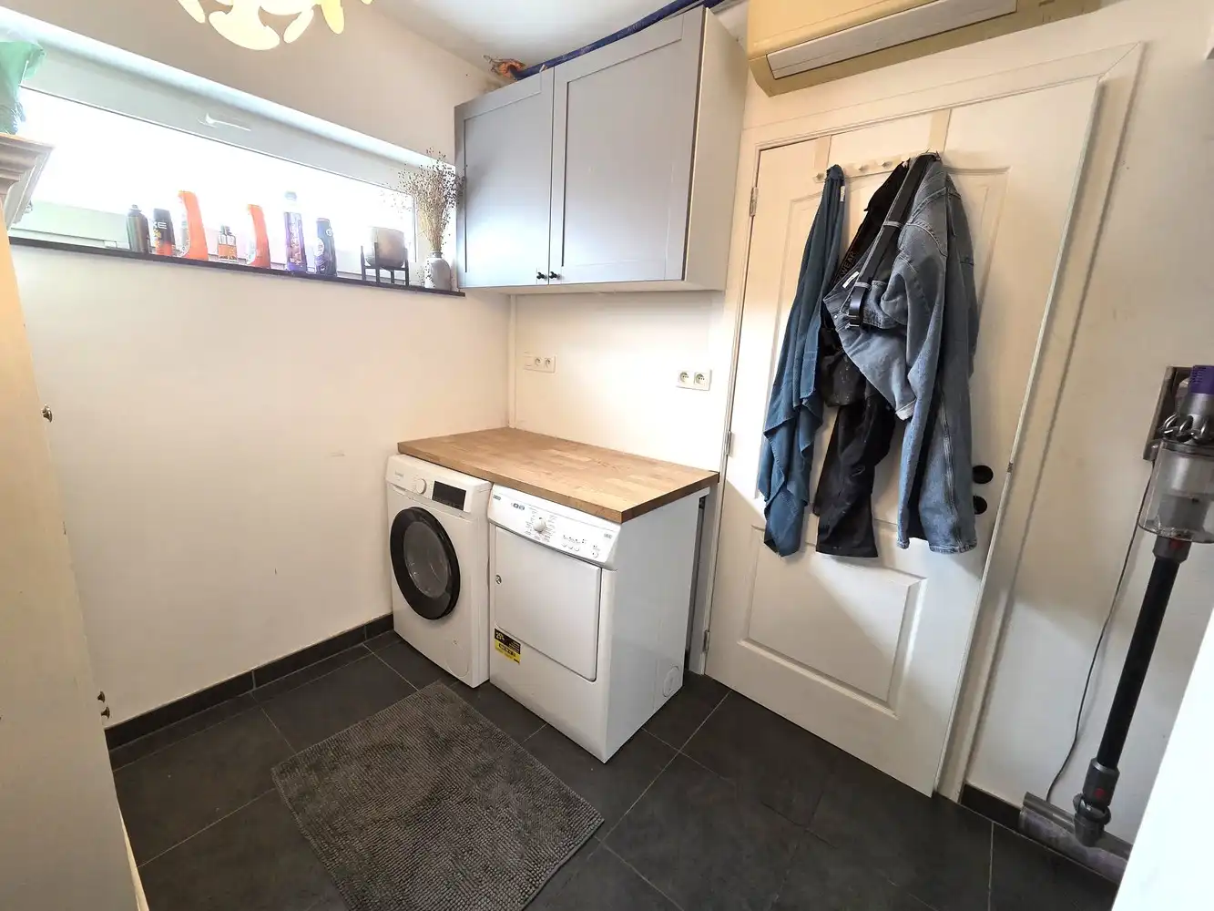 Zeer ruime woning, 3 tot 5 slaapkamers, 2 badkamers, volledig vernieuwd met ruim bijgebouw foto 14