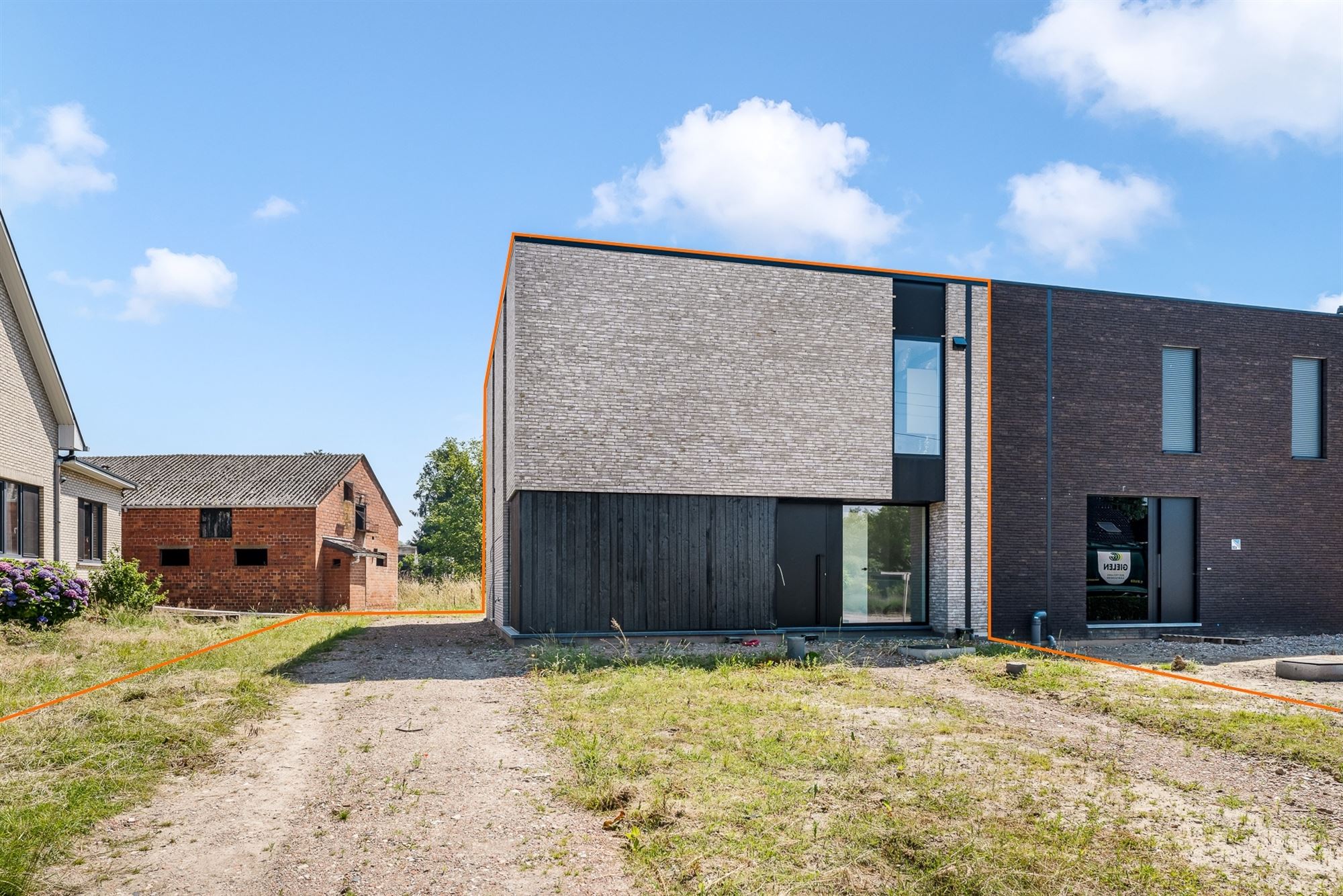 VOLLEDIG AFGEWERKTE NIEUWBOUWWONING (200M²) MET 3 SLAAPKAMERS EN E-PEIL 20! foto 2