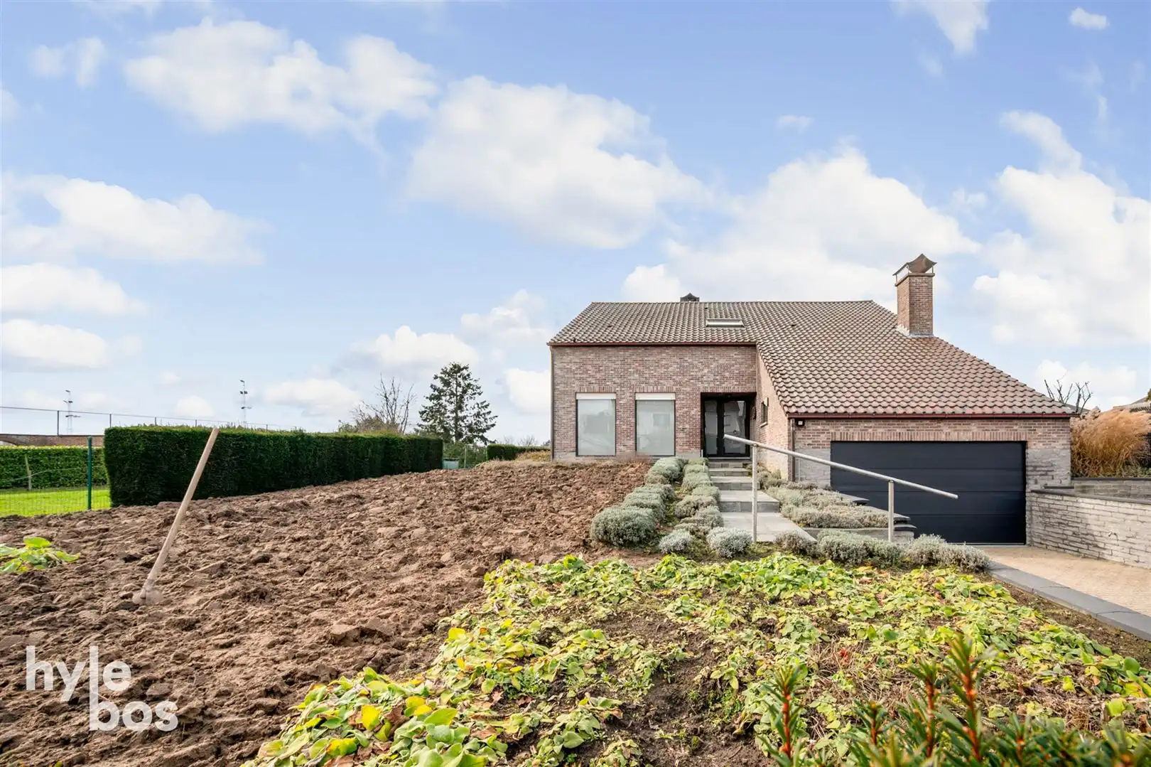 Ruime open bebouwing met 4 slaapkamers, garage en tuin in zeer rustige ligging foto 2