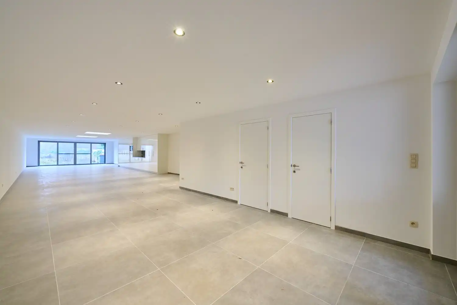 Gunstig gelegen heel ruim, fraai afgewerkte, handelsruimte foto 9