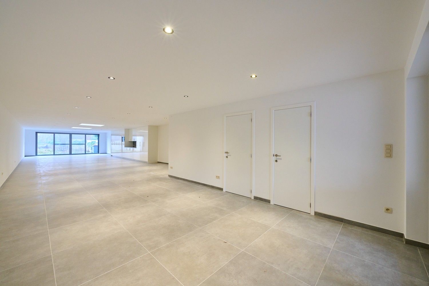 Gunstig gelegen heel ruim, fraai afgewerkte, handelsruimte met afzonderlijk toegankelijke woonstgelegenheid (triplex appartement) foto 9