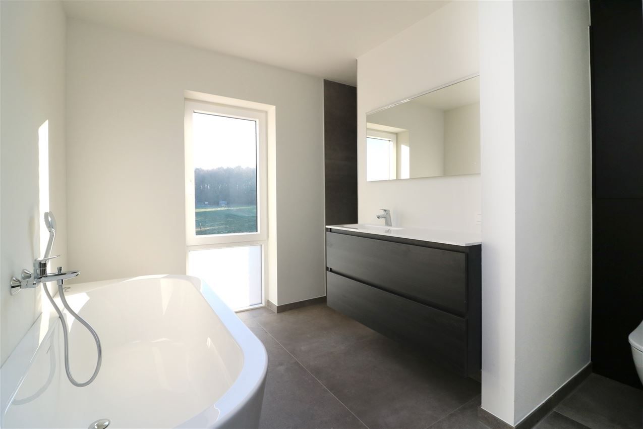 Prachtige nieuwbouwwoning met 4 slpk. met gusntige ligging foto 11