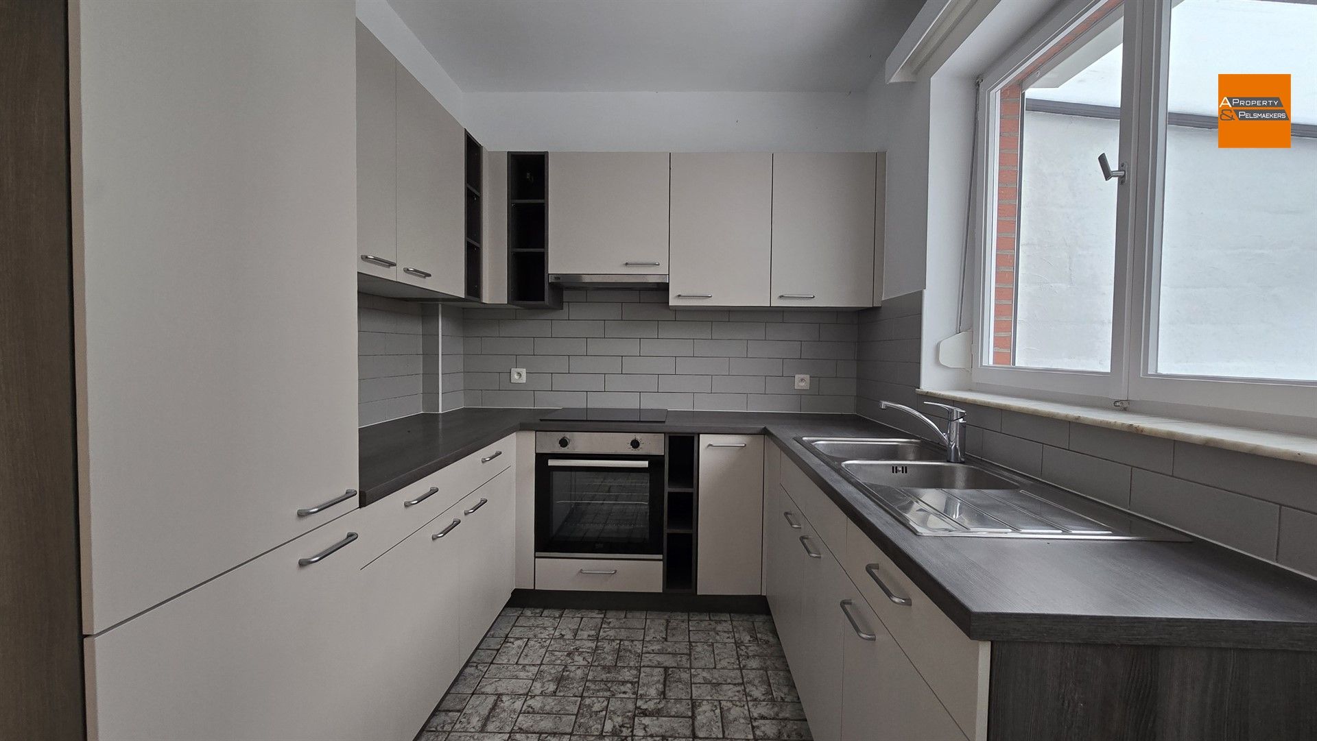 Volledig gerenoveerde woning met 4 slaapkamers en zonnige tuin in rustige wijk foto 8