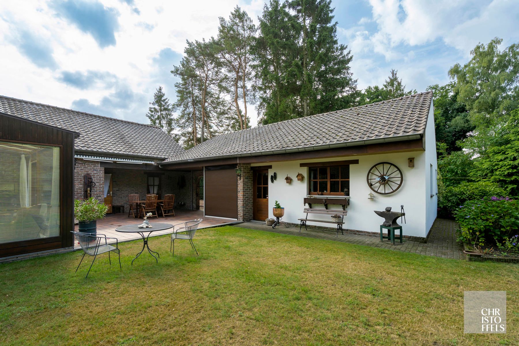 Landhuis met zwembad (243m²) in bosrijke omgeving te Maasmechelen! foto 16