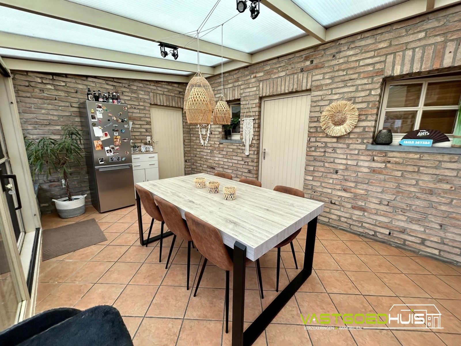 Hedendaagse gezinswoning met tuin en loods foto 13
