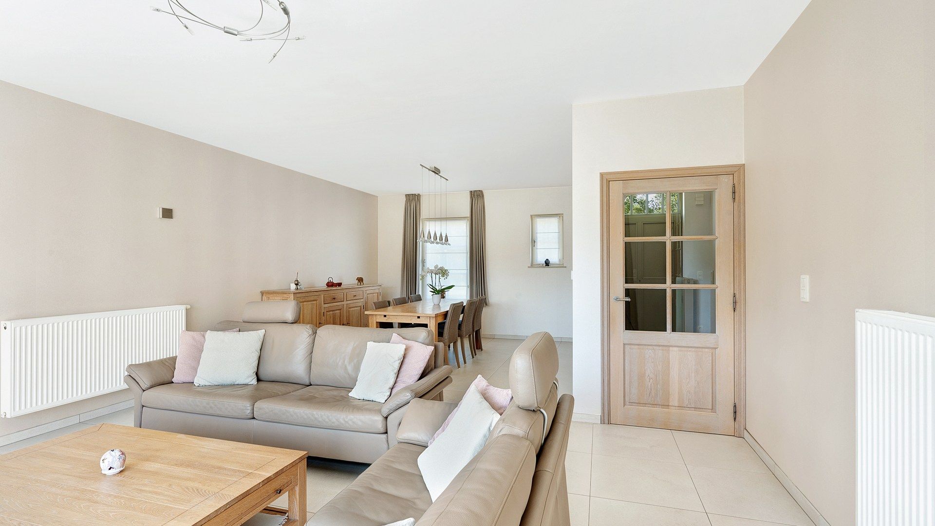 Bijzonder groot en goed onderhouden halfopen villa foto 6