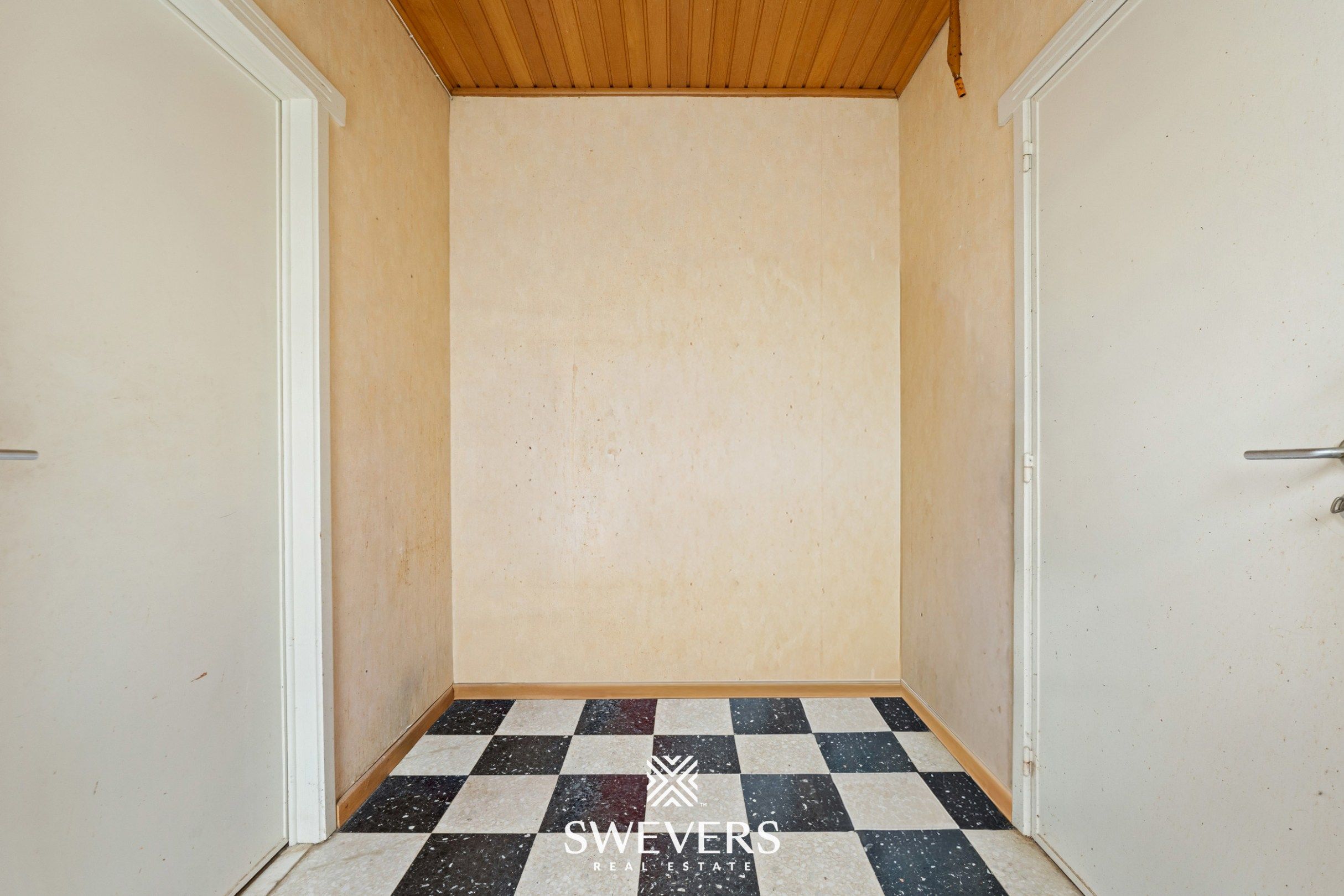 Te renoveren woning met 3 slaapkamers en hangar  foto 11
