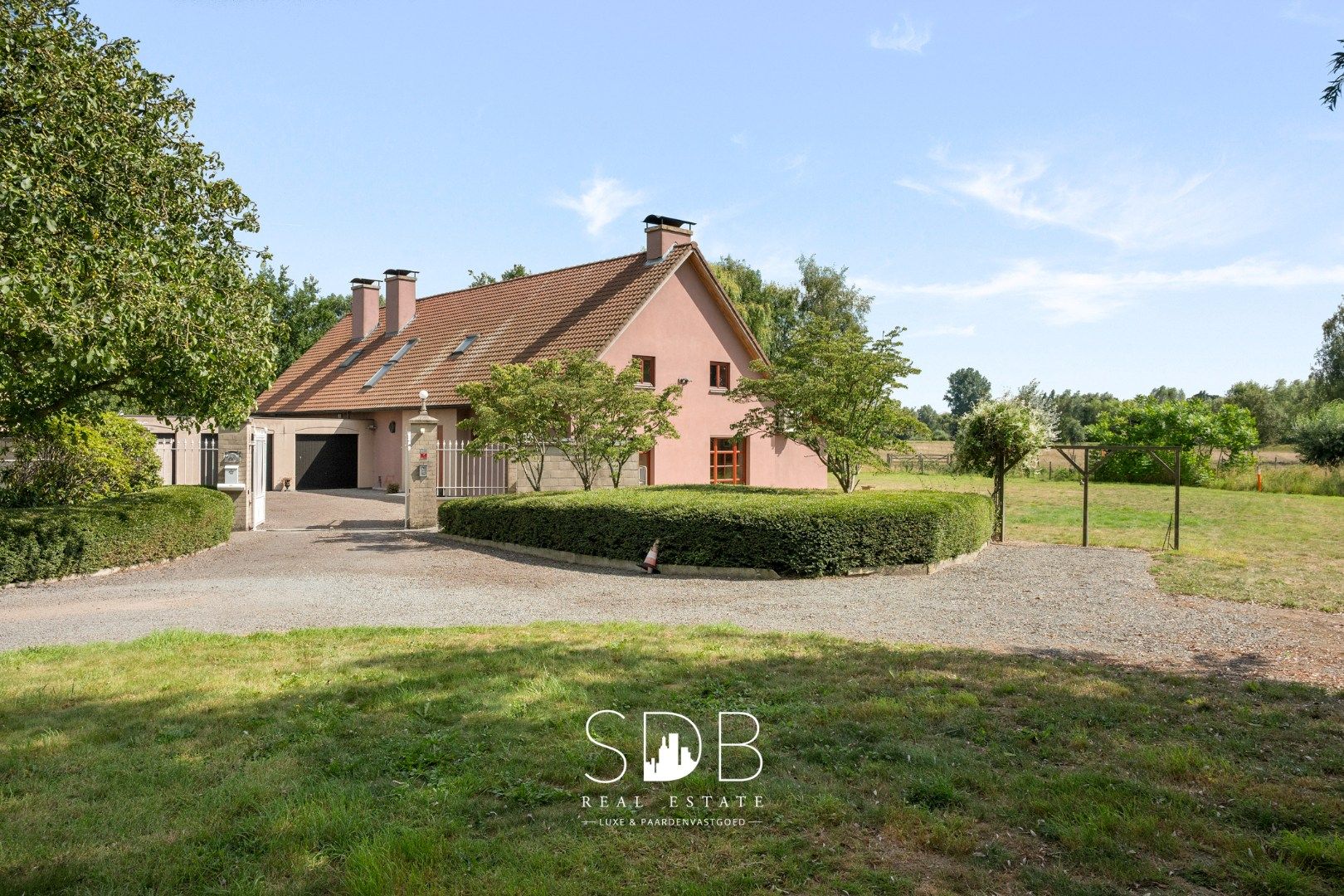 Hedendaagse villa met gezinstuin en graslanden op 7.496m² foto 4