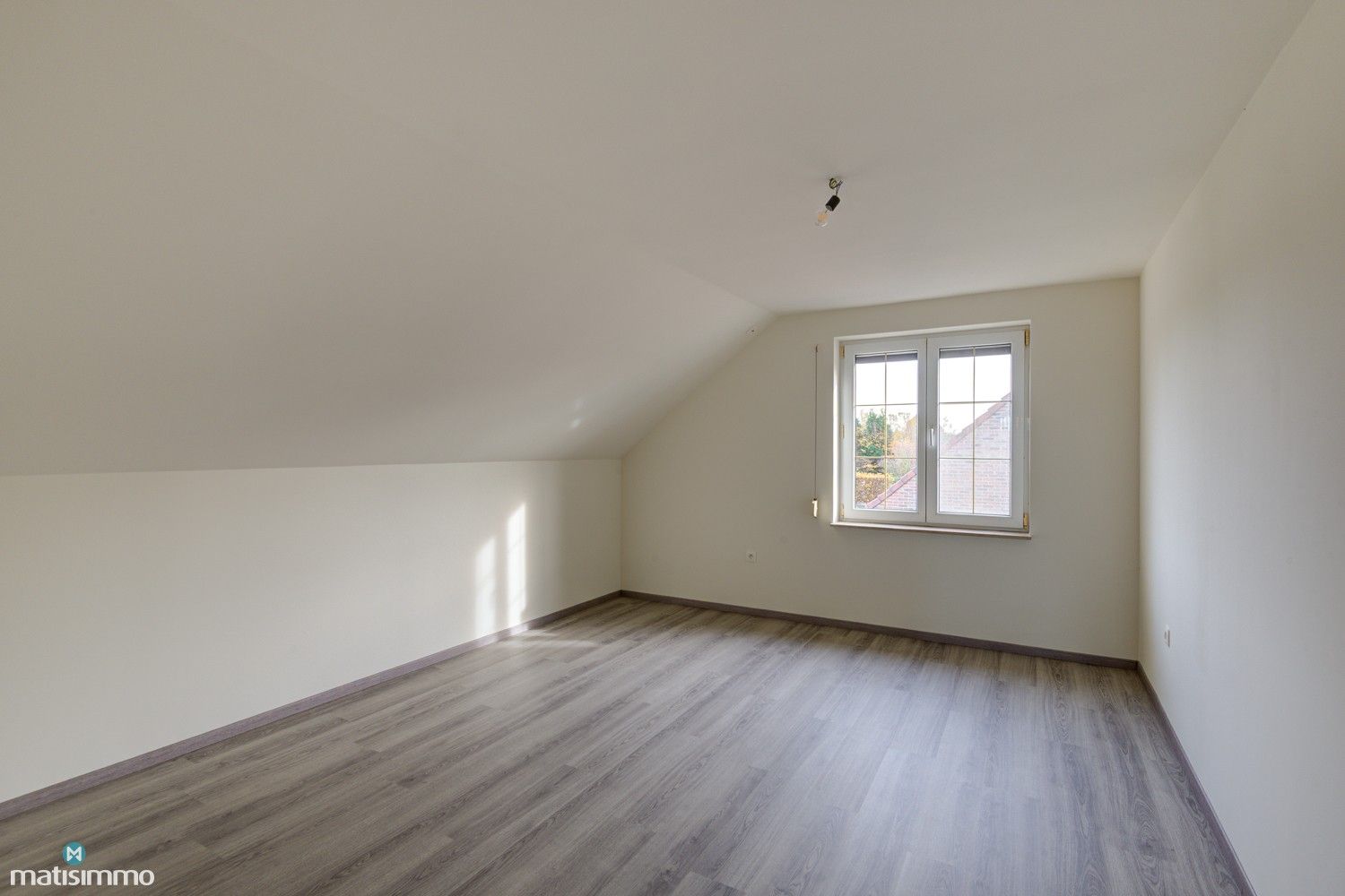 UITZONDERLIJK RUIME WONING MET 5 SLAAPKAMERS EN ONDERHOUDSVRIENDELIJKE TUIN TE MOPERTINGEN foto 22