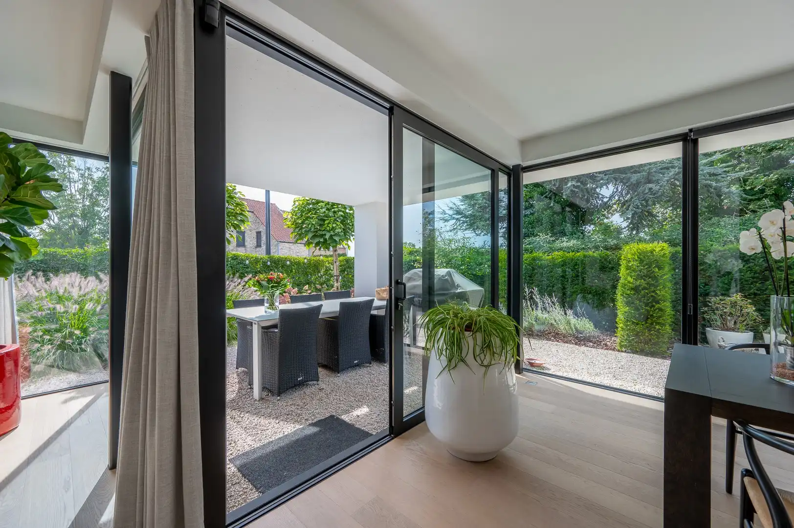 Prachtige hedendaagse villa met zonnige tuin en terrassen op fietsafstand van de zee. foto 6