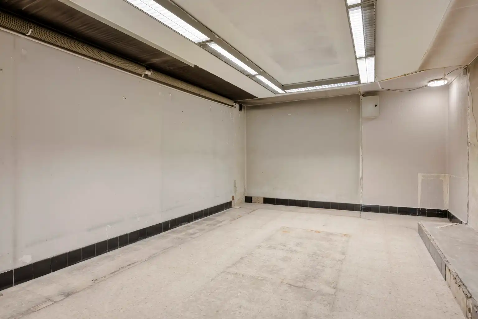 Handelsruimte met kantoren en ruime opslag in het centrum foto 13