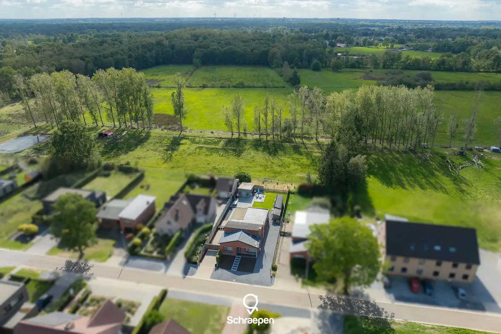 Hoofdfoto van de publicatie: Gelijkvloerse instapklare woning met 3 slpks op zuidwestelijk georiënteerd perceel van circa 8,5 are!