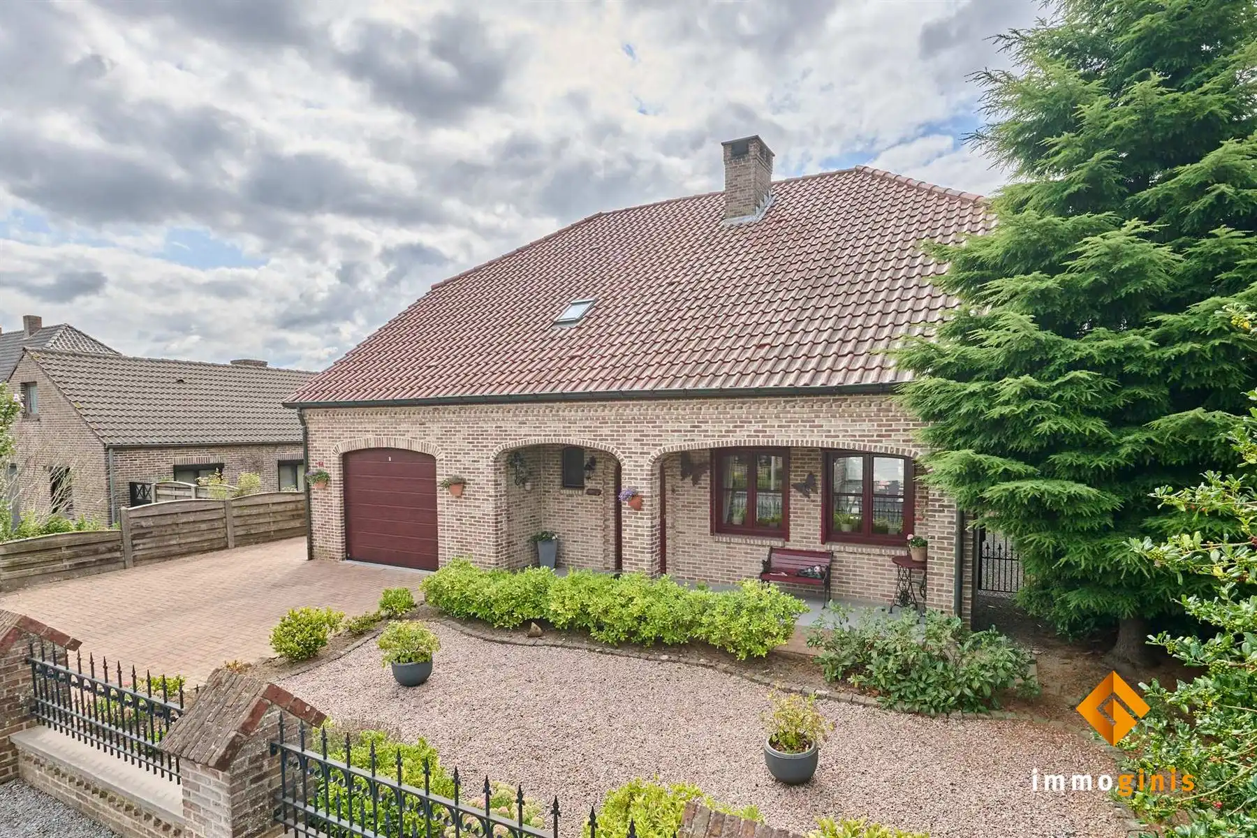 Zéér ruime woning met 3 à 4 slaapkamers, 2 badkamers en prachtige tuin in een rustige, kindvriendelijke buurt.  foto 2