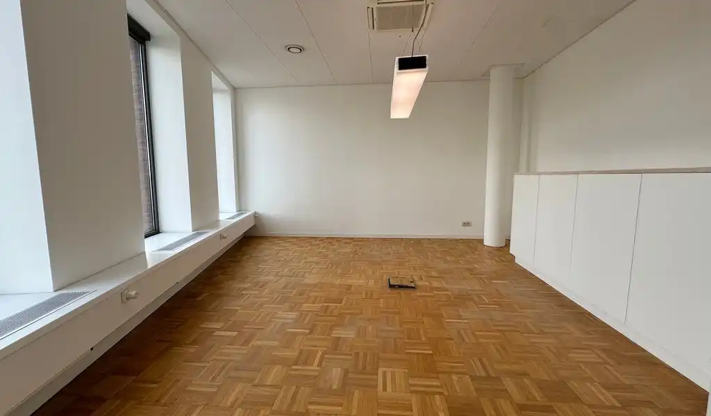 Ingedeelde kantoorruimte te huur vlakbij afrit E17 in Zele foto 6