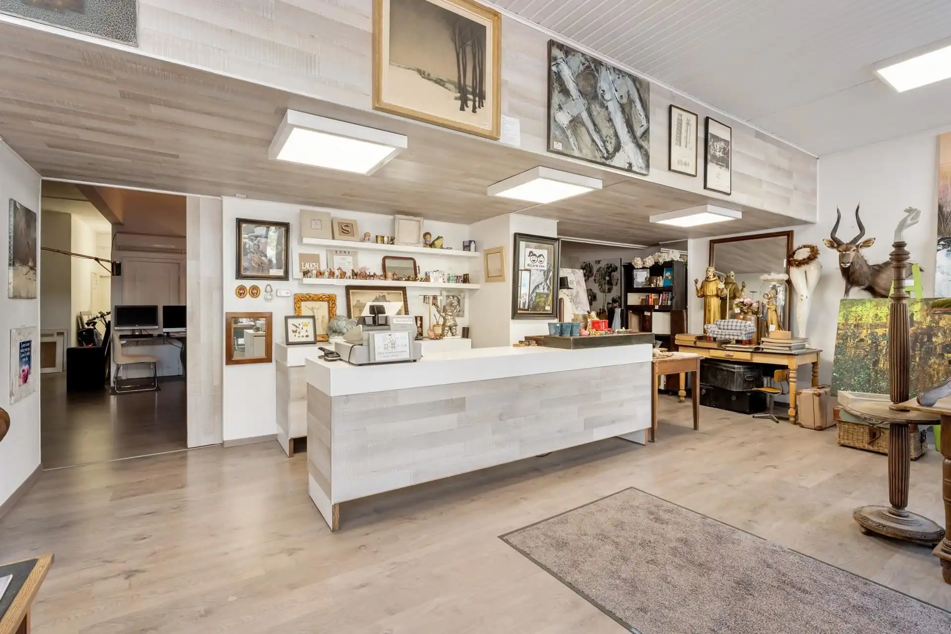 Gelijkvloers handelspand met bovenliggend appartement. foto 4