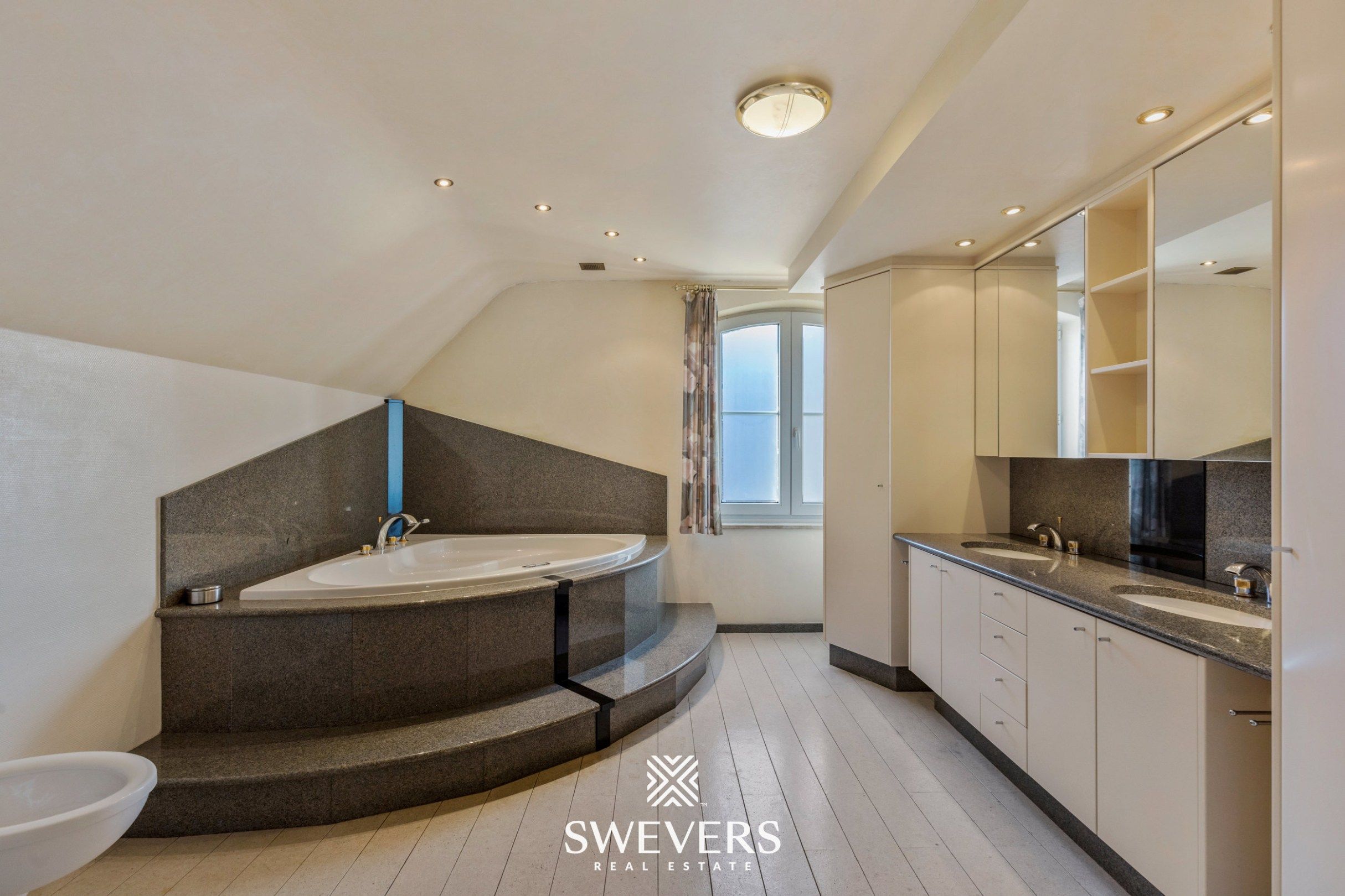 Ruime gezinswoning (282m²) met 4 slaapkamers te Lummen foto 18