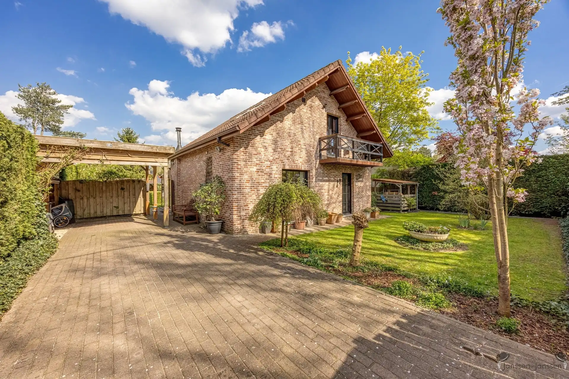 Instapklare woning met verzorgde tuin op een perceel van 810 m² foto 2