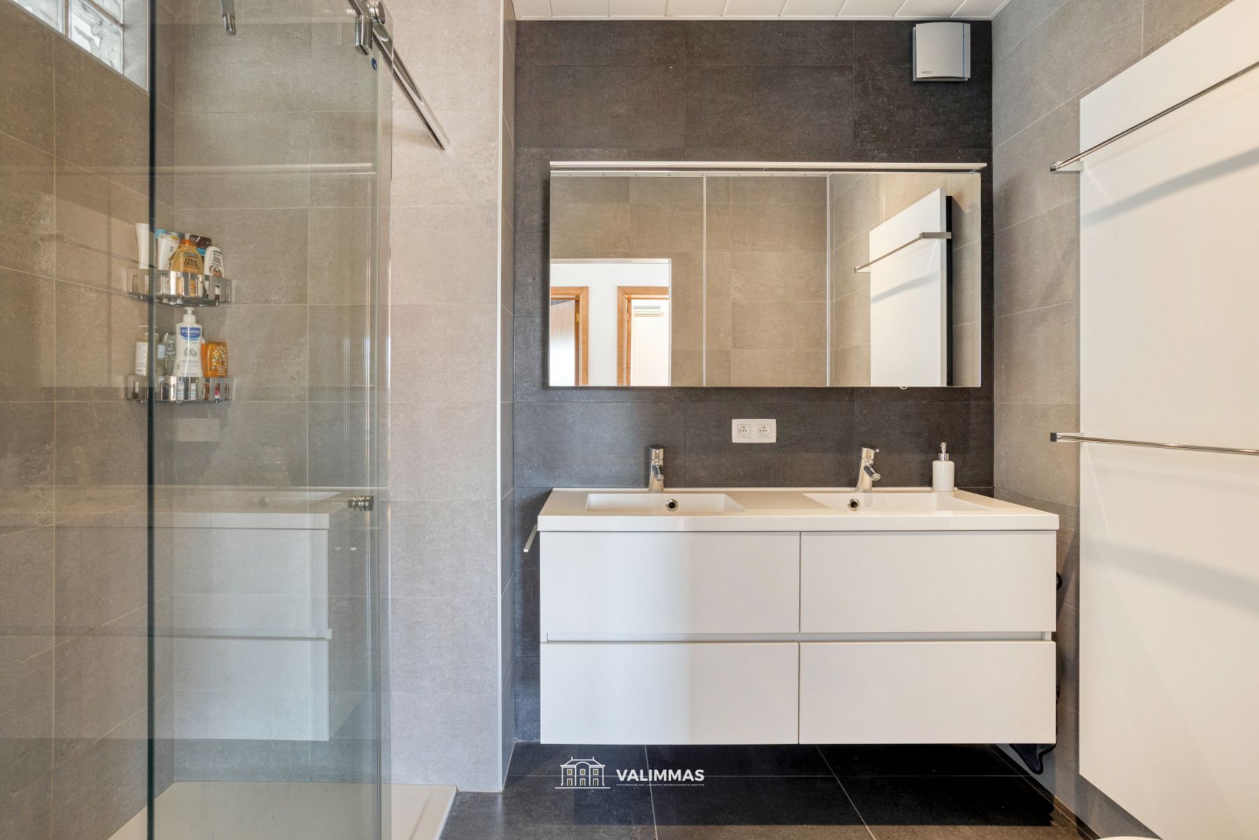 Instapklare & comfortabele driegevelwoning mt garage en tuin foto 17