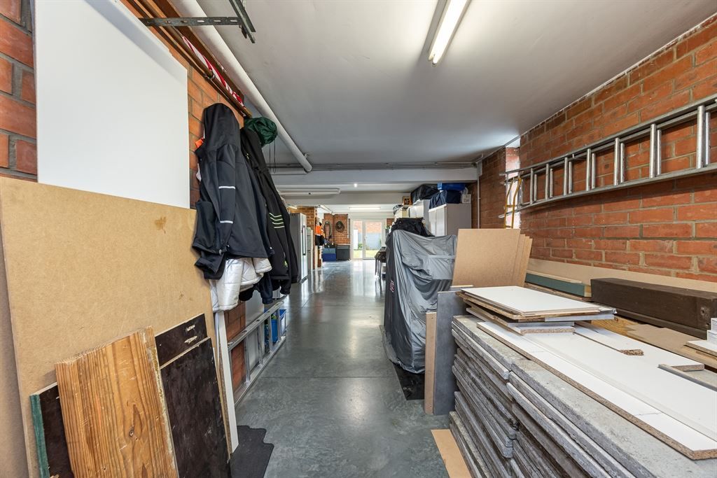 Woning vol potentieel met grote zonnige tuin foto 17