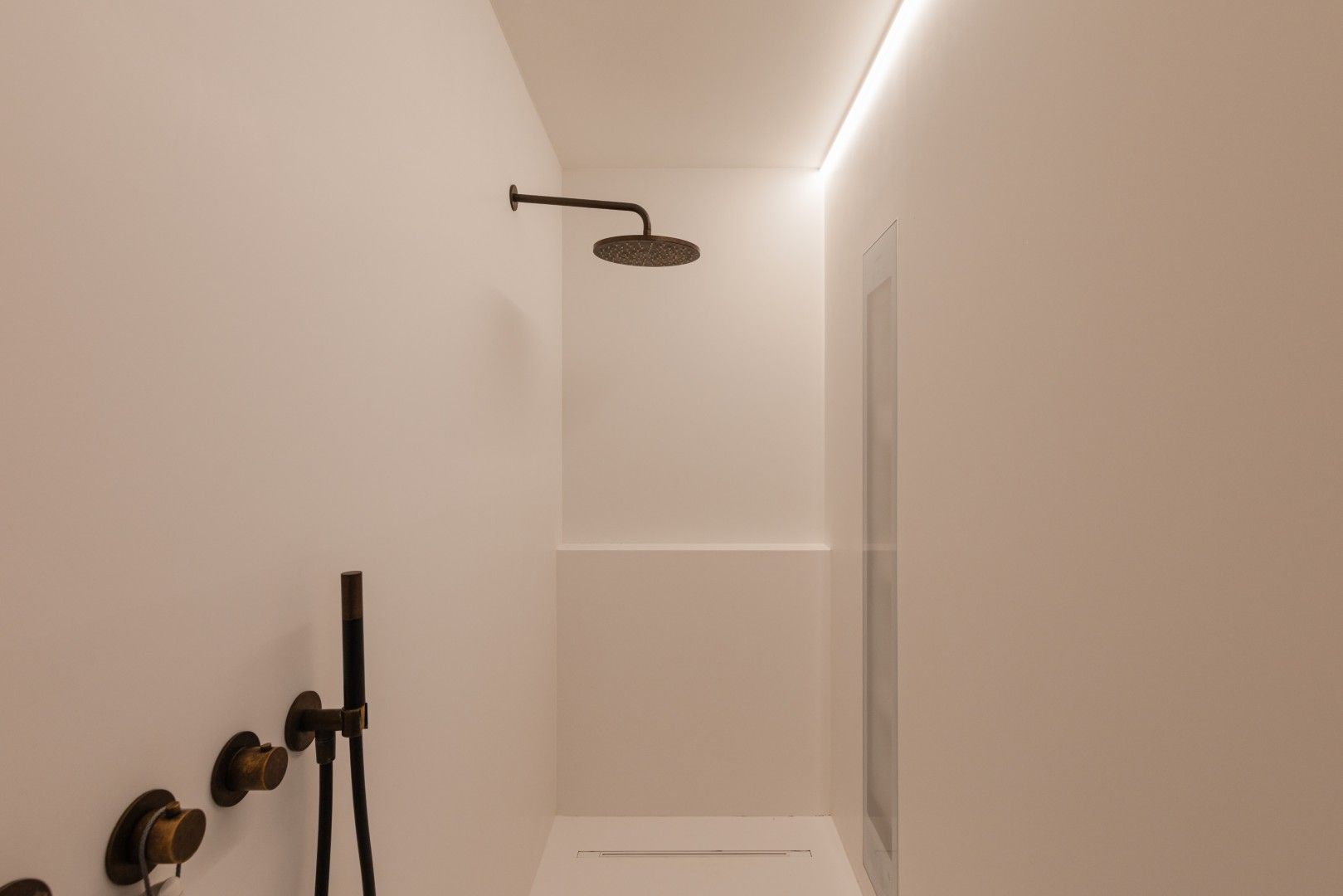 UNIEKE HIGH-END TOTAAL GERENOVEERDE WONING HARTJE HERZELE foto 23