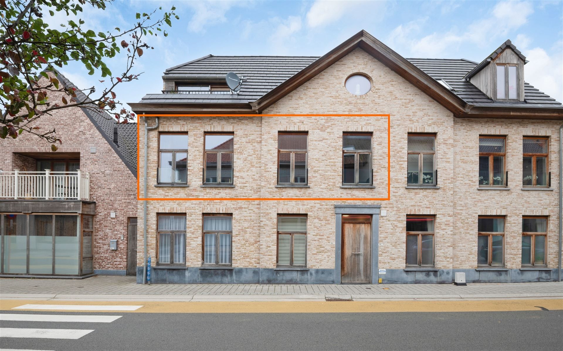Lichtrijk appartement met autostaanplaats in Kruisem! foto {{pictureIndex}}