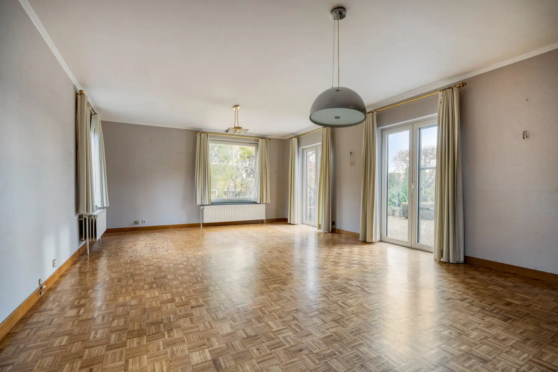 Gezinswoning met 6 slaapkamers op een perceel van 12a foto 4