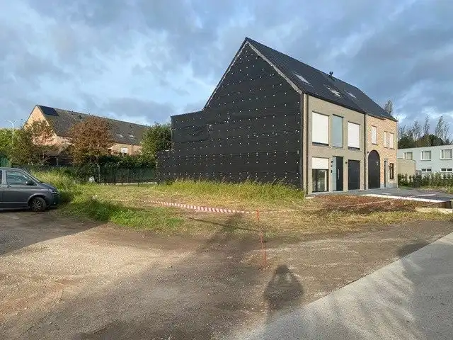 Bouwgrond voor halfopen bebouwing (LOT 1) | Ideaal gelegen met zuidwestoriëntatie! foto {{pictureIndex}}