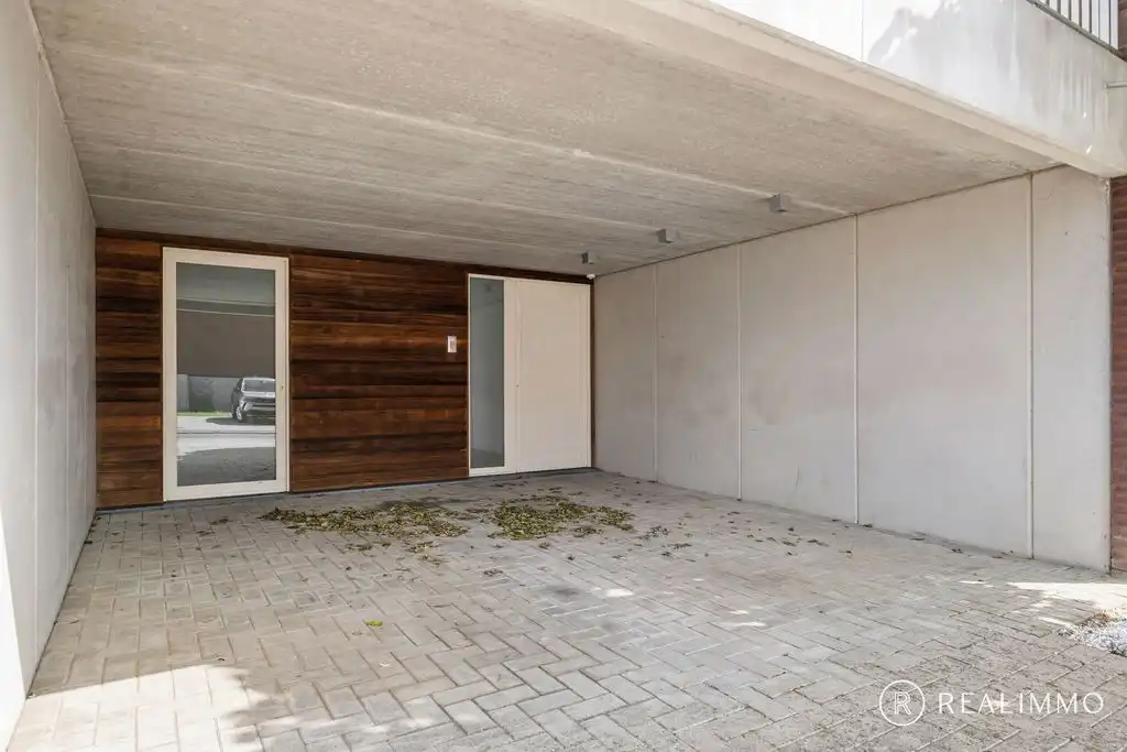 Recente halfopen bebouwing (2017) met tuin, terras en uitweg in rustige wijk foto 3