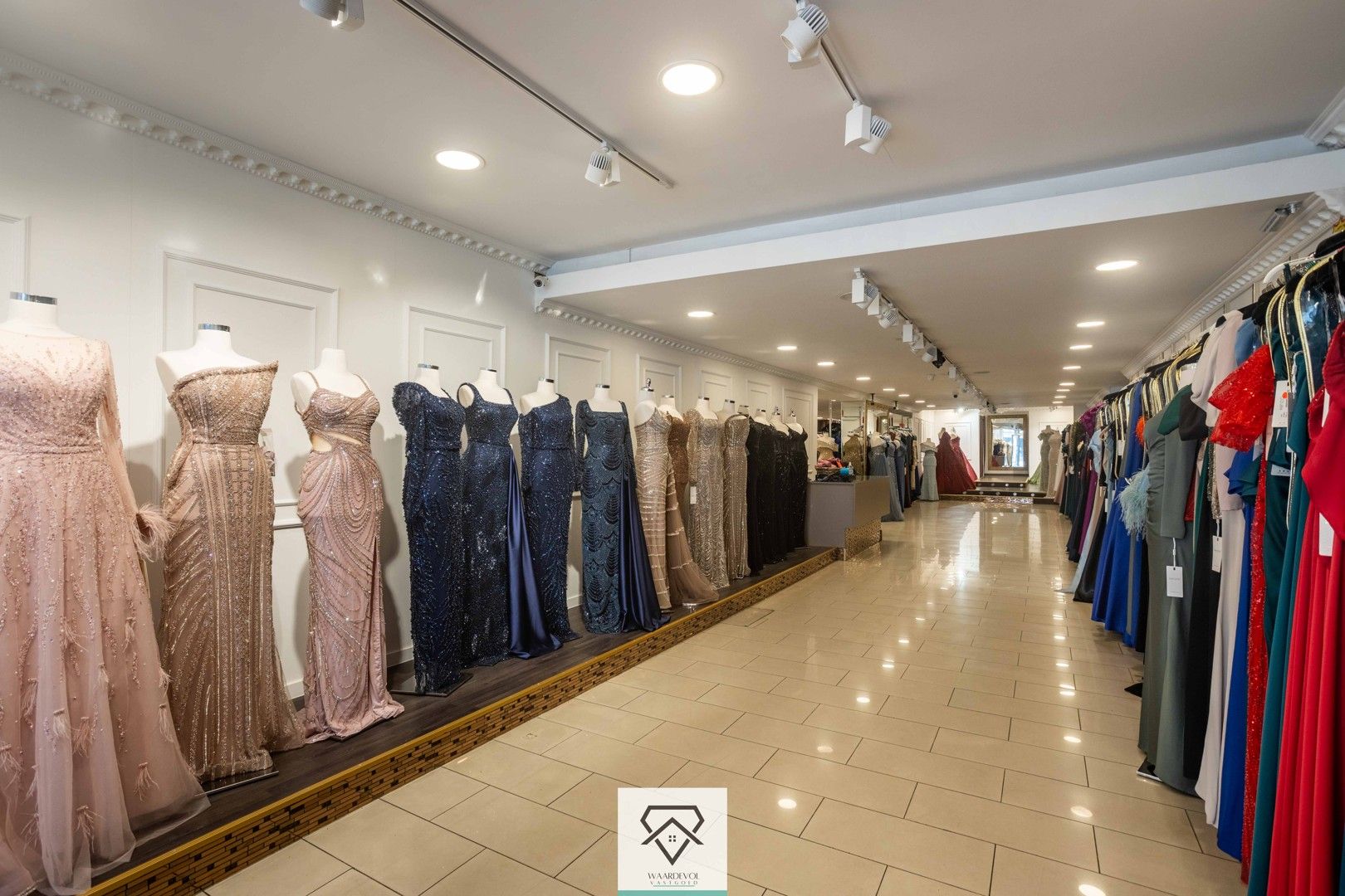 Ruim handelshuis te koop bestaande uit duplexappartement en dubbele handelsruimte foto 4