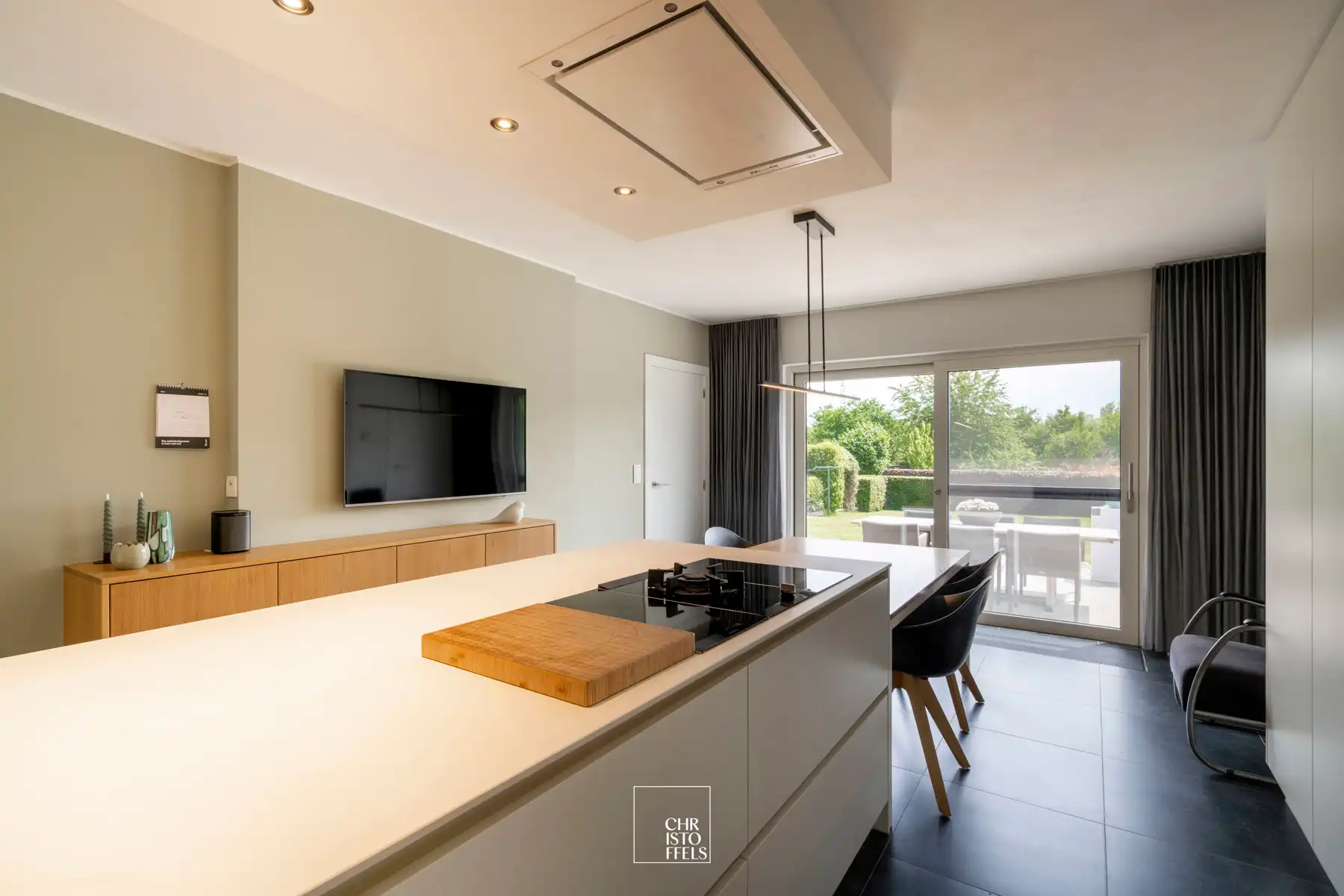 Stijlvol gerenoveerde vrijstaande woning met 3 slaapkamers en 2 badkamers op een perceel van 12a90ca!  foto 10