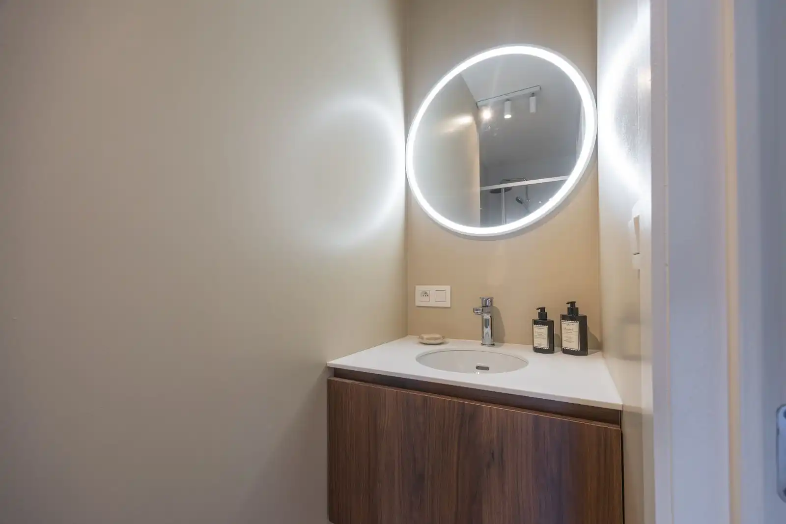 Gerenoveerd hoekappartement met terras , 3 slaapkamers, vlakbij zee foto 14