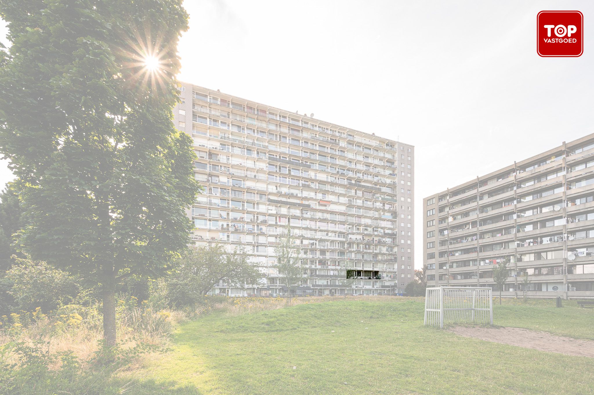 Op te frissen  2-slaapkamer appartement vlakbij het Houtdok. foto 2