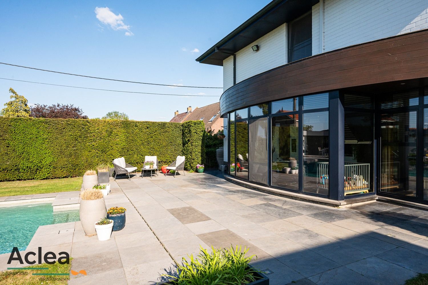 Moderne instapklare villa met zwembad en poolhouse foto 30