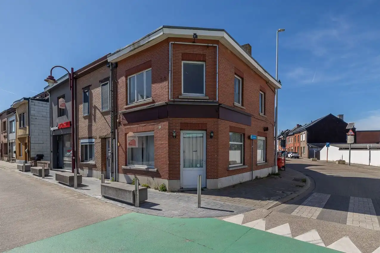 Handelszaak uiterst commercieel gelegen foto 2