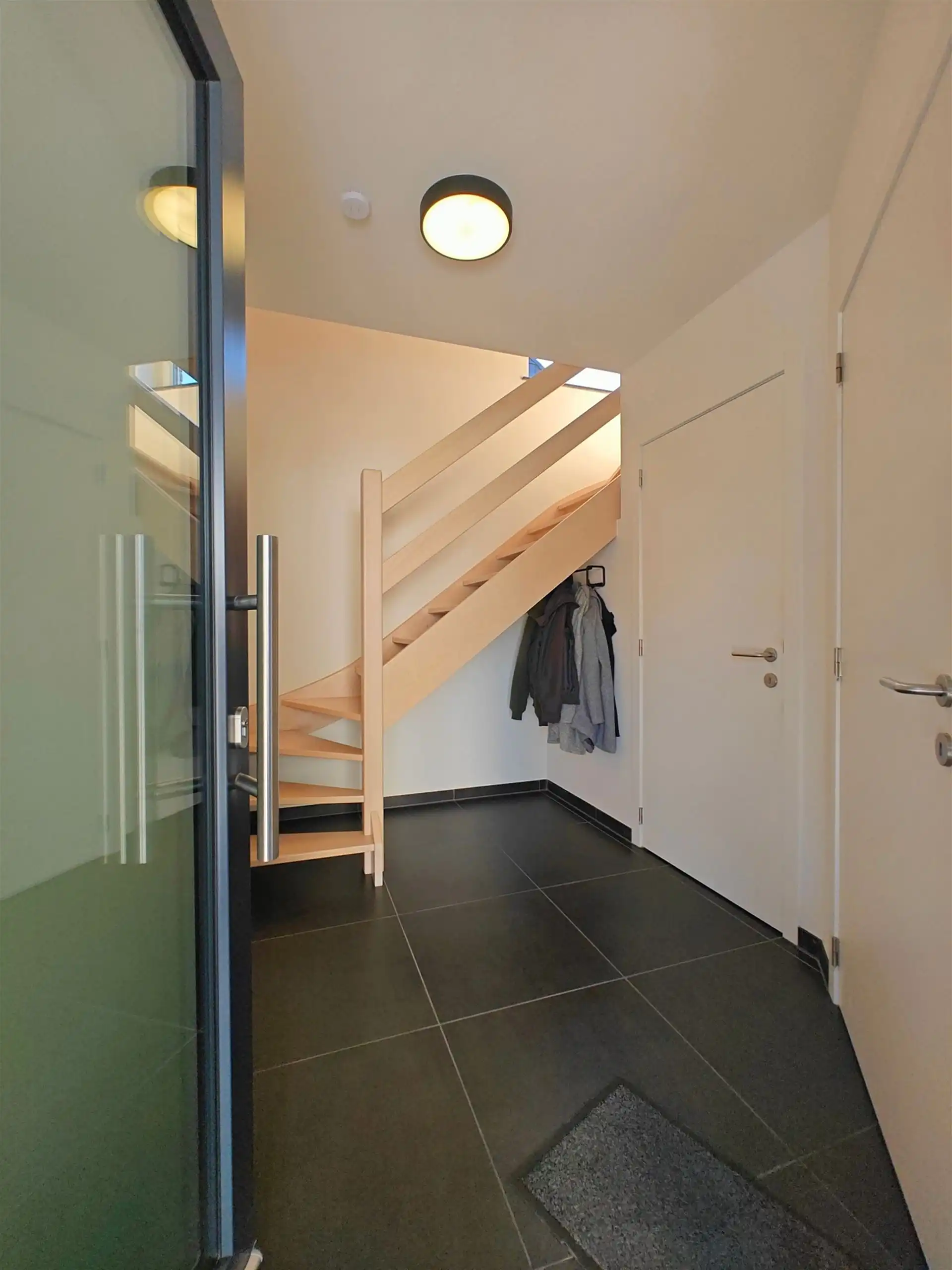 Vrijstaande woning met 4 slaapkamers op een doodlopende straat  foto 3