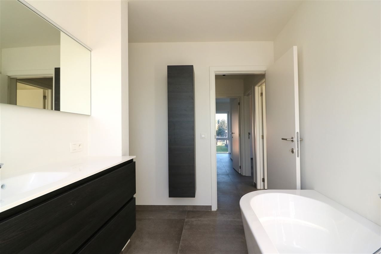 Prachtige nieuwbouwwoning met 4 slpk. met gusntige ligging foto 14