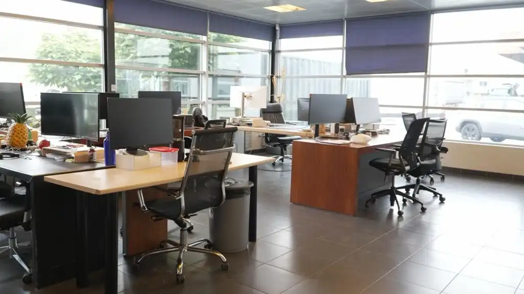 Magazijn met kantoren op toplocatie in Zwijnaarde foto 15