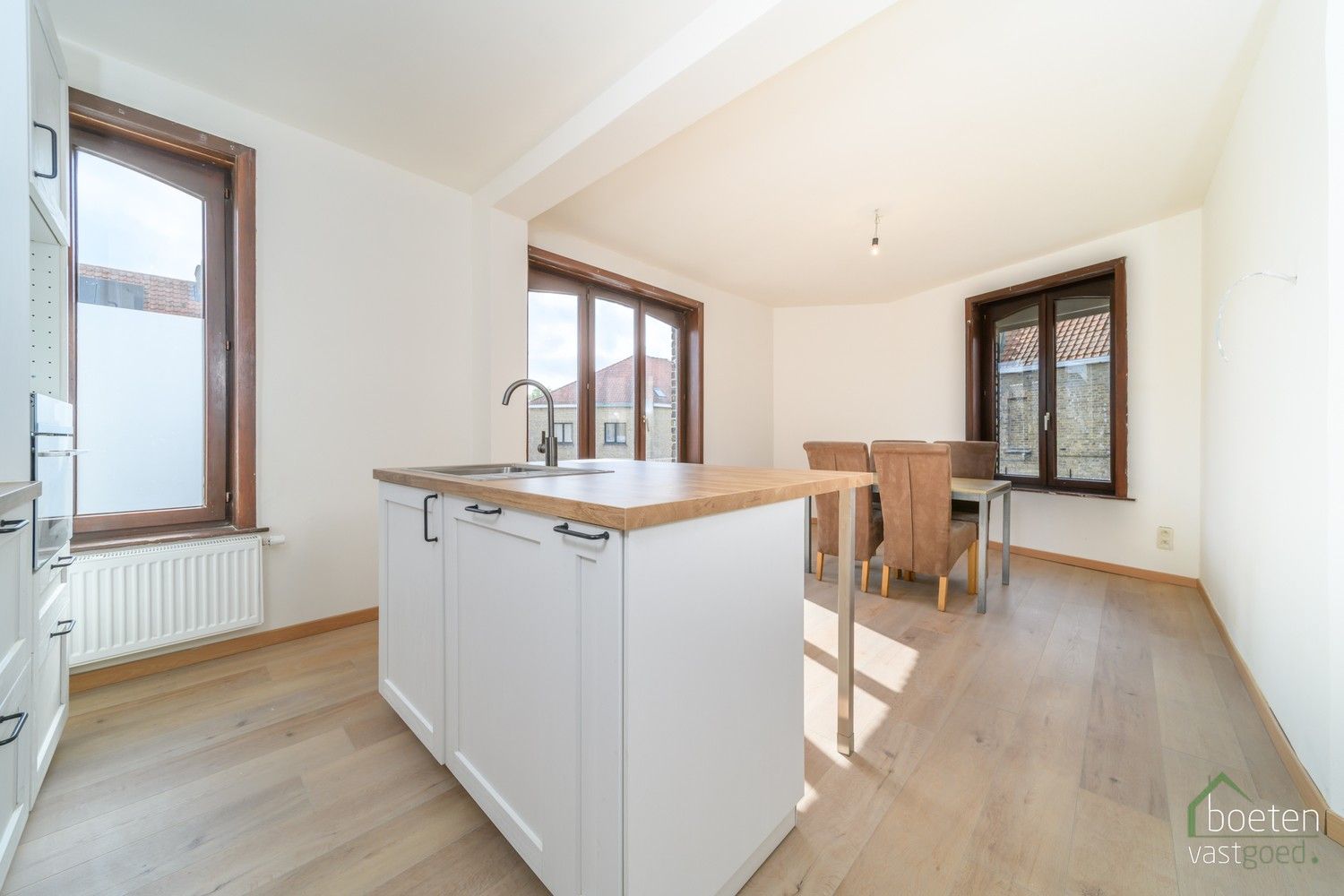 VEURNE: Verkoop van de gekende zaak bakkerij Petit Paris, bestaande uit een gerenoveerde handelsruimte met eveneens (grotendeels) gerenoveerd woongedeelte. foto 15