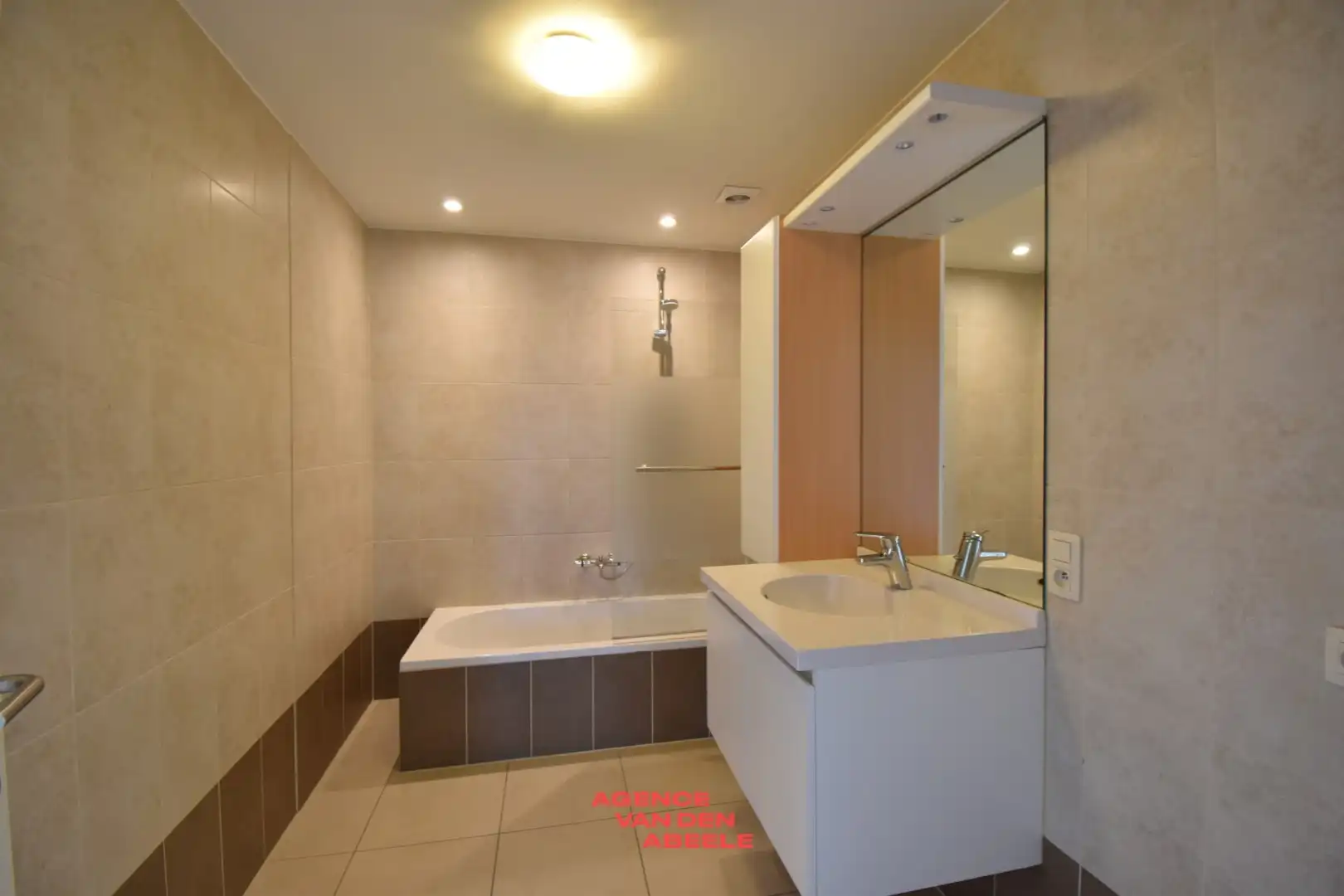 Opbrengsteigendom met 6 appartementen en 7 garages  foto 9