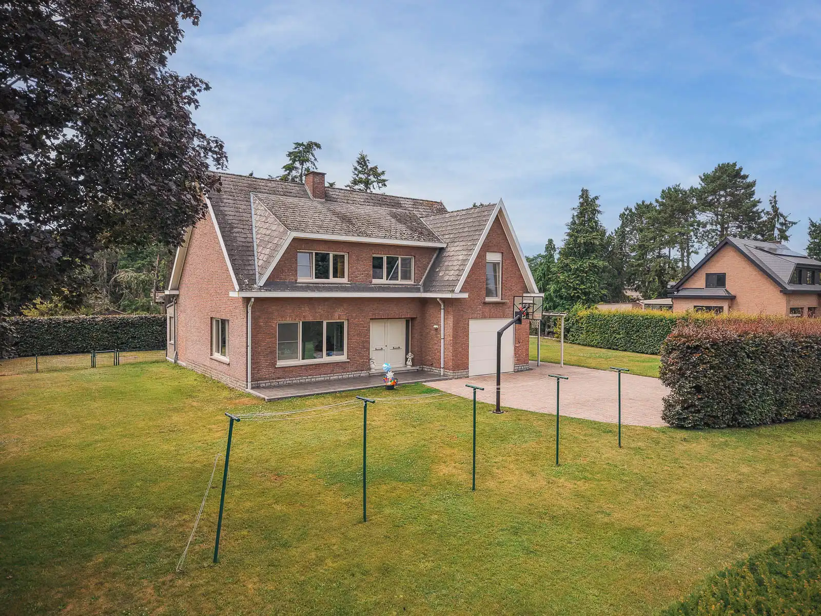 Prachtige villa omgeven door groen foto 3