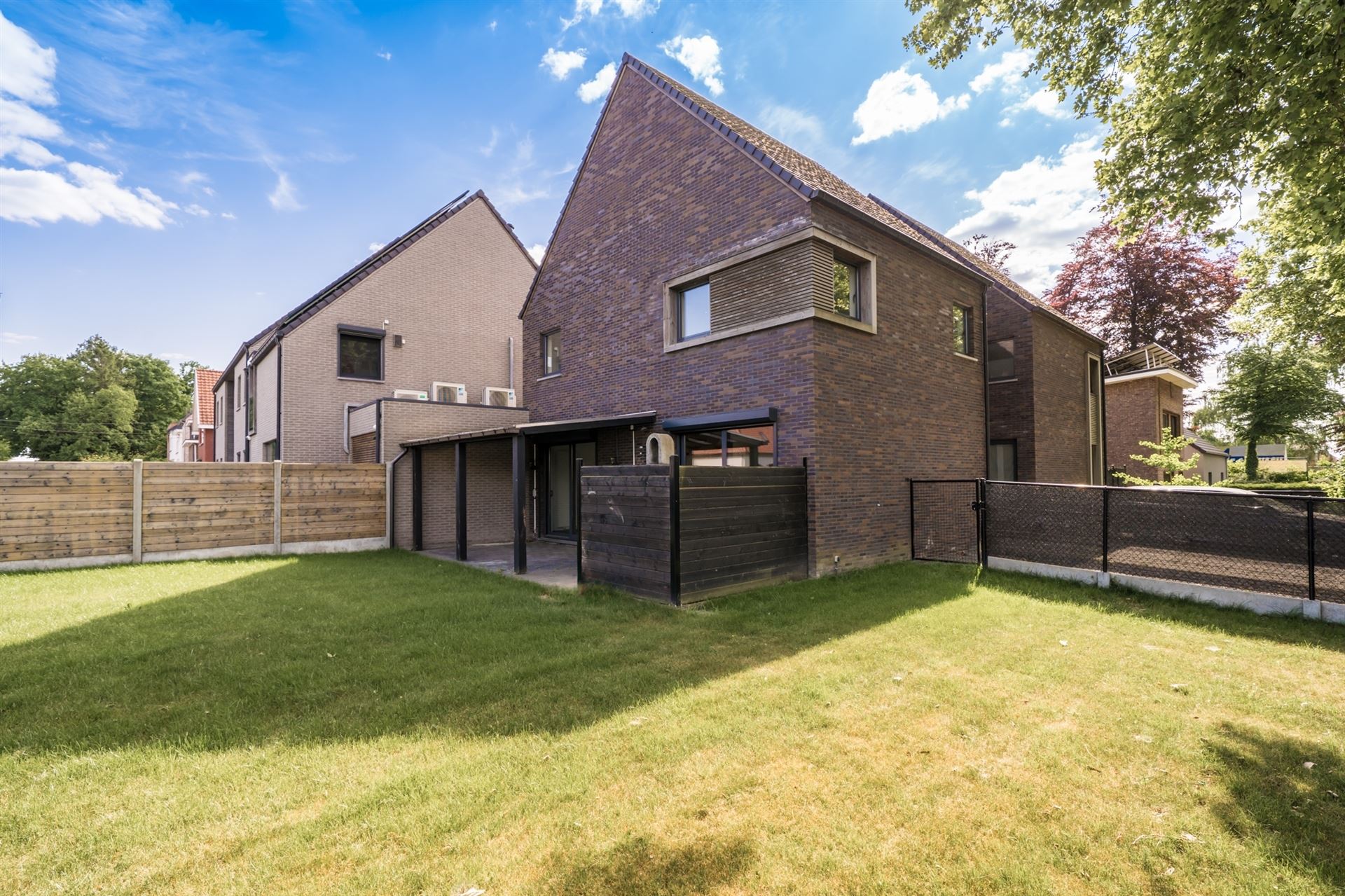 Moderne gezinswoning met garage en tuin. foto 25