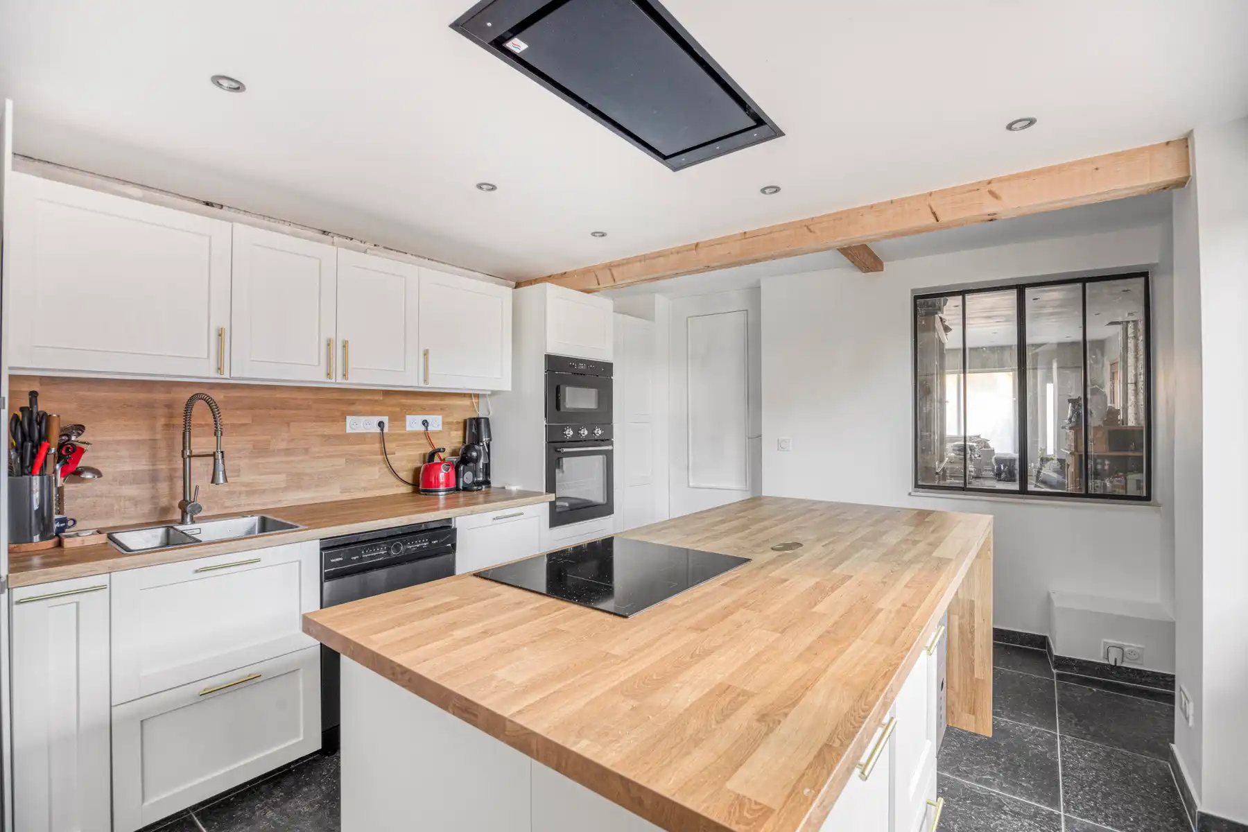 Gerenoveerde woning met 6 slaapkamers foto 8