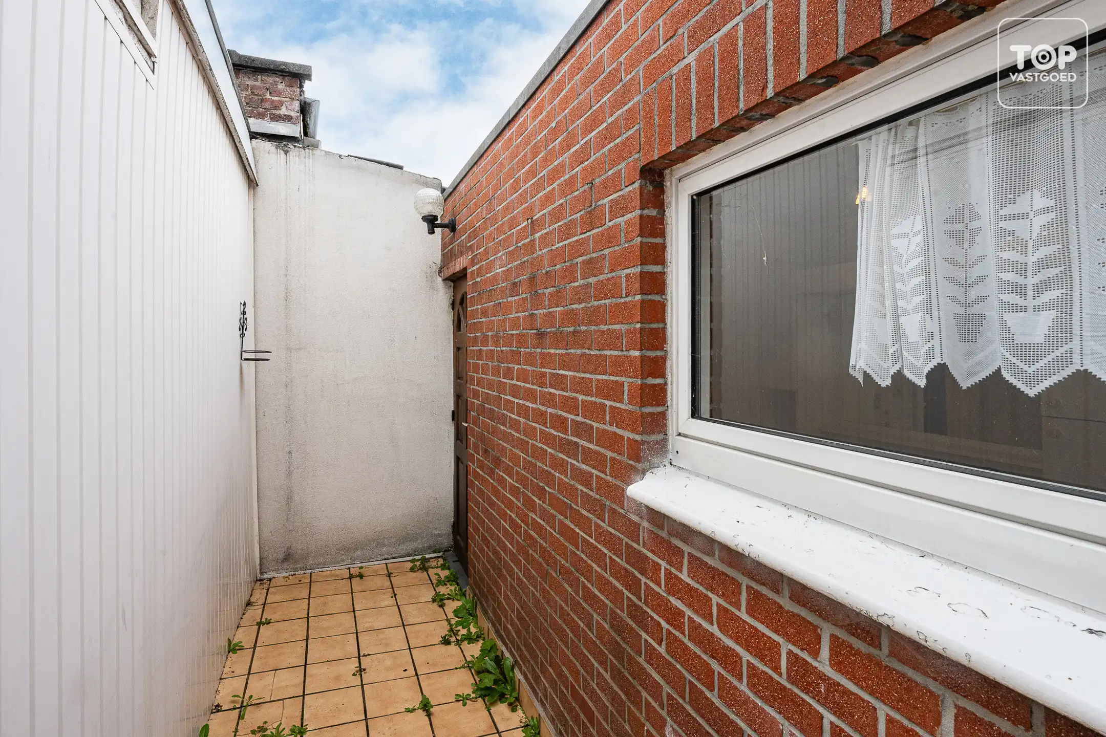 Woning met 2 slaapkamers, zolder en buitenkoer op een steenworp van het historisch centrum.  foto 23