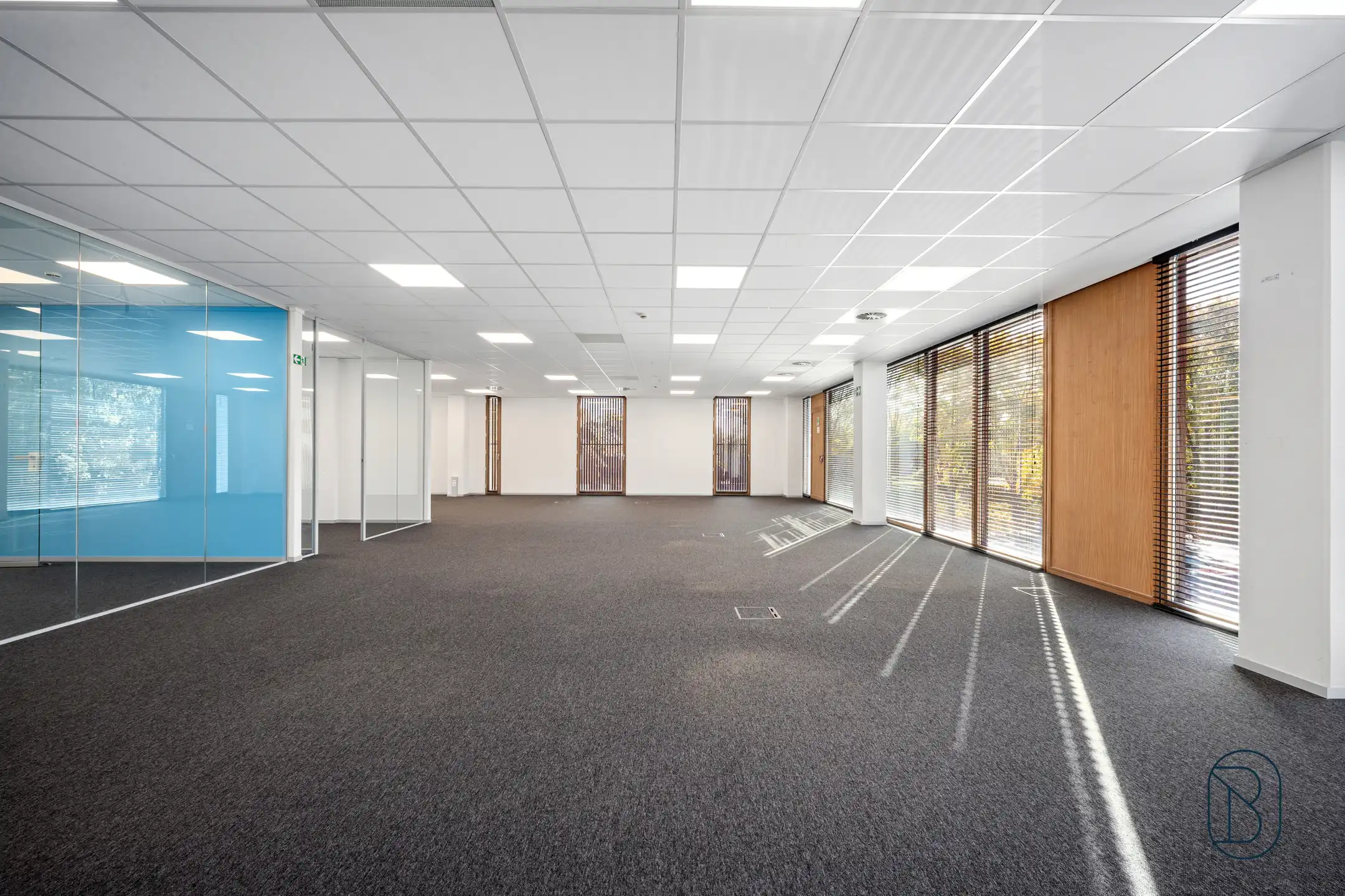 Lichtrijk groot kantoor in mooi bedrijfscomplex te Zwevegem foto 8